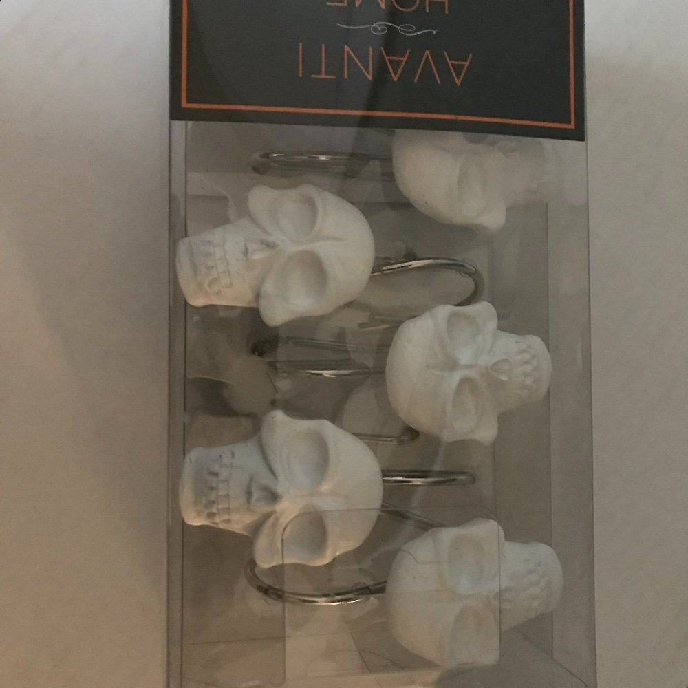 NEW AVANTI BRAND SKULL SHOWER CURTAIN HOOKS HALLOWEEN